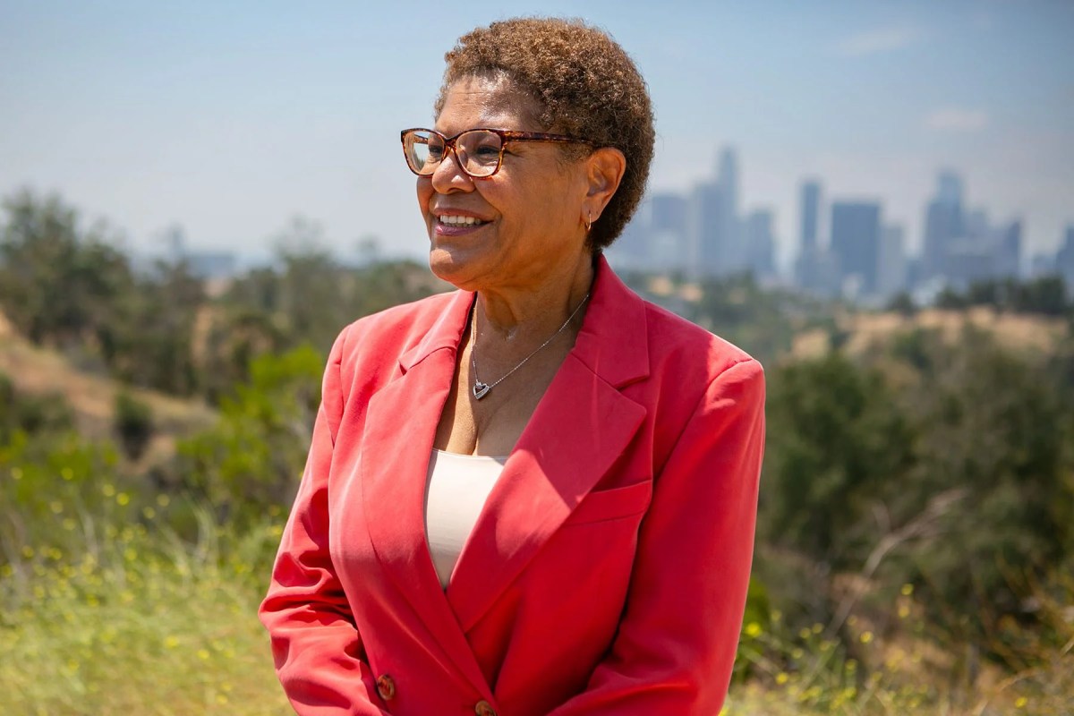 Video shows Mayor Karen Bass refuse to answer L.A. fires